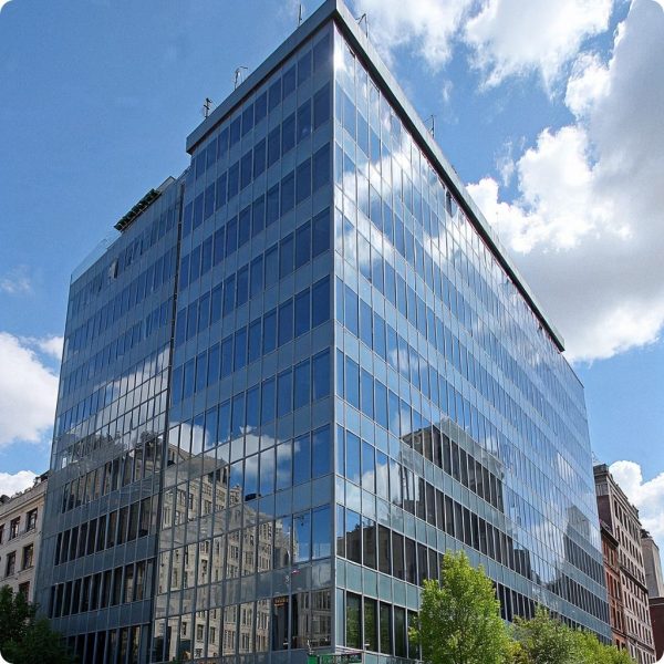 naklejka przeciwsloneczna na biurowcu