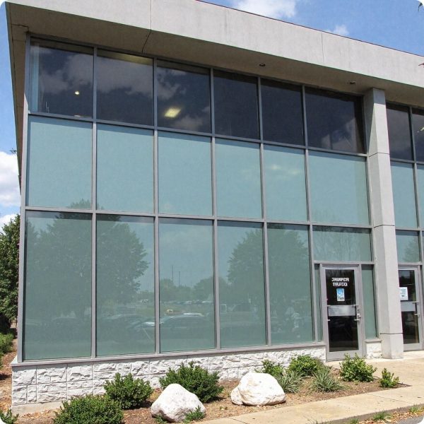 Folia na okna – wszystko, co warto wiedzieć przed zakupem