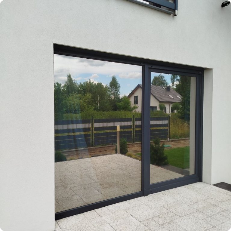 Folia odbijająca ciepło samoprzylepna na oknie